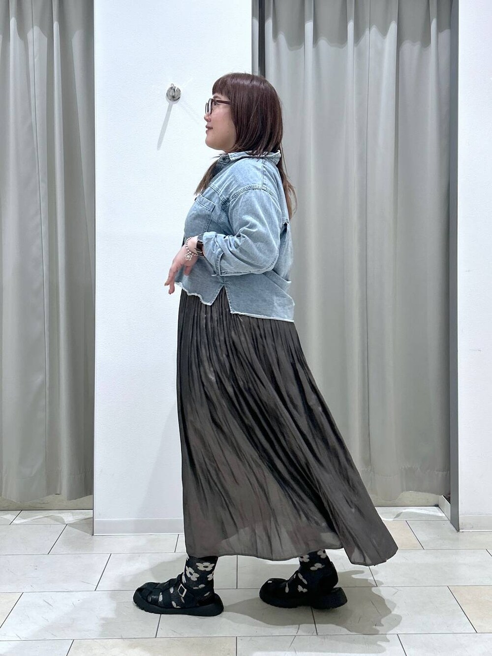 「bijorie、カップ付きインナー、シャツ、スカート、秋コーデ、ぽっちゃりスタッフ、体型カバー、着痩せ・細見え、カジュアル、ブランドミックス、ぽっちゃり_GLOBAL WORK、GLOBAL WORK」｜「GLOBAL WORKのGOODデニムクロップドシャツ/115551（シャツ/ブラウス、ブルー系）」を使った、たけちゃんさん（レディース・162cm）の秋コーディネートの2枚目の写真