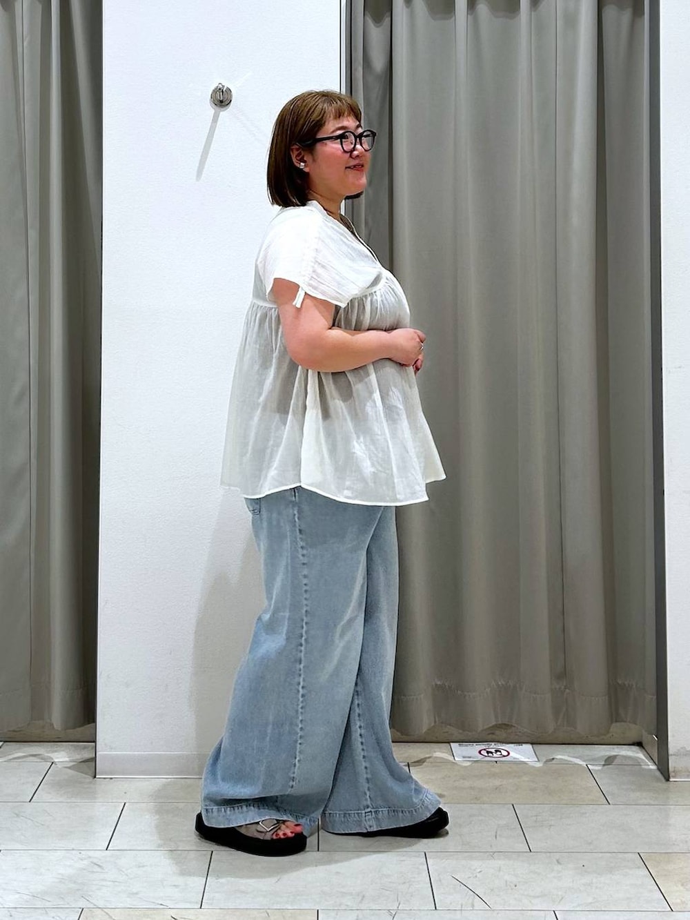 その他のトートバッグ、ブルー系のデニムパンツ、ブラウン系のタンクトップを着用したレディースの春コーディネートの5枚目の写真