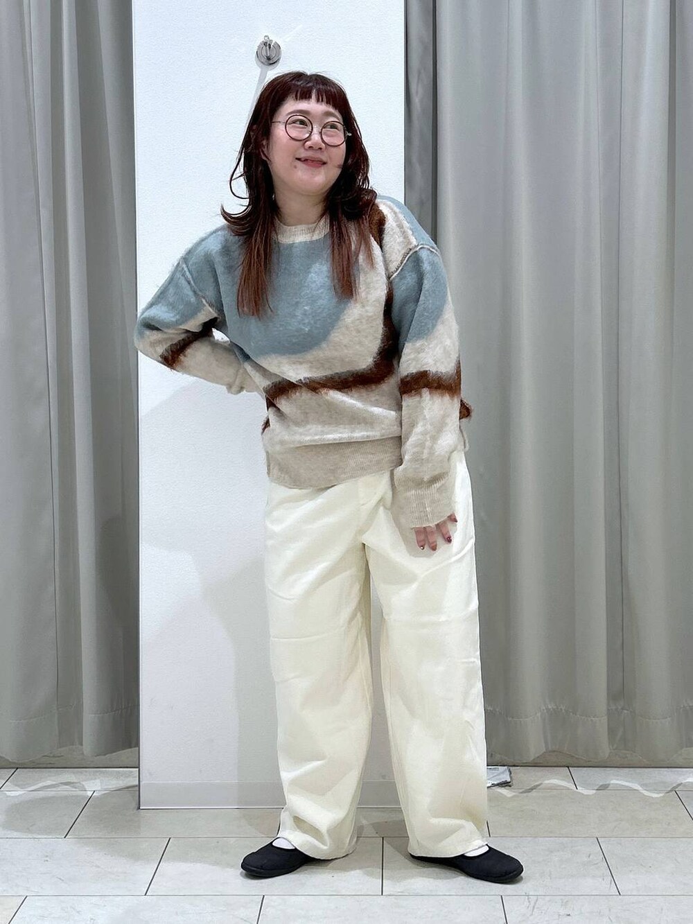 ホワイト系のその他パンツ、ホワイト系のニット/セーターを着用したレディースの冬コーディネートの2枚目の写真