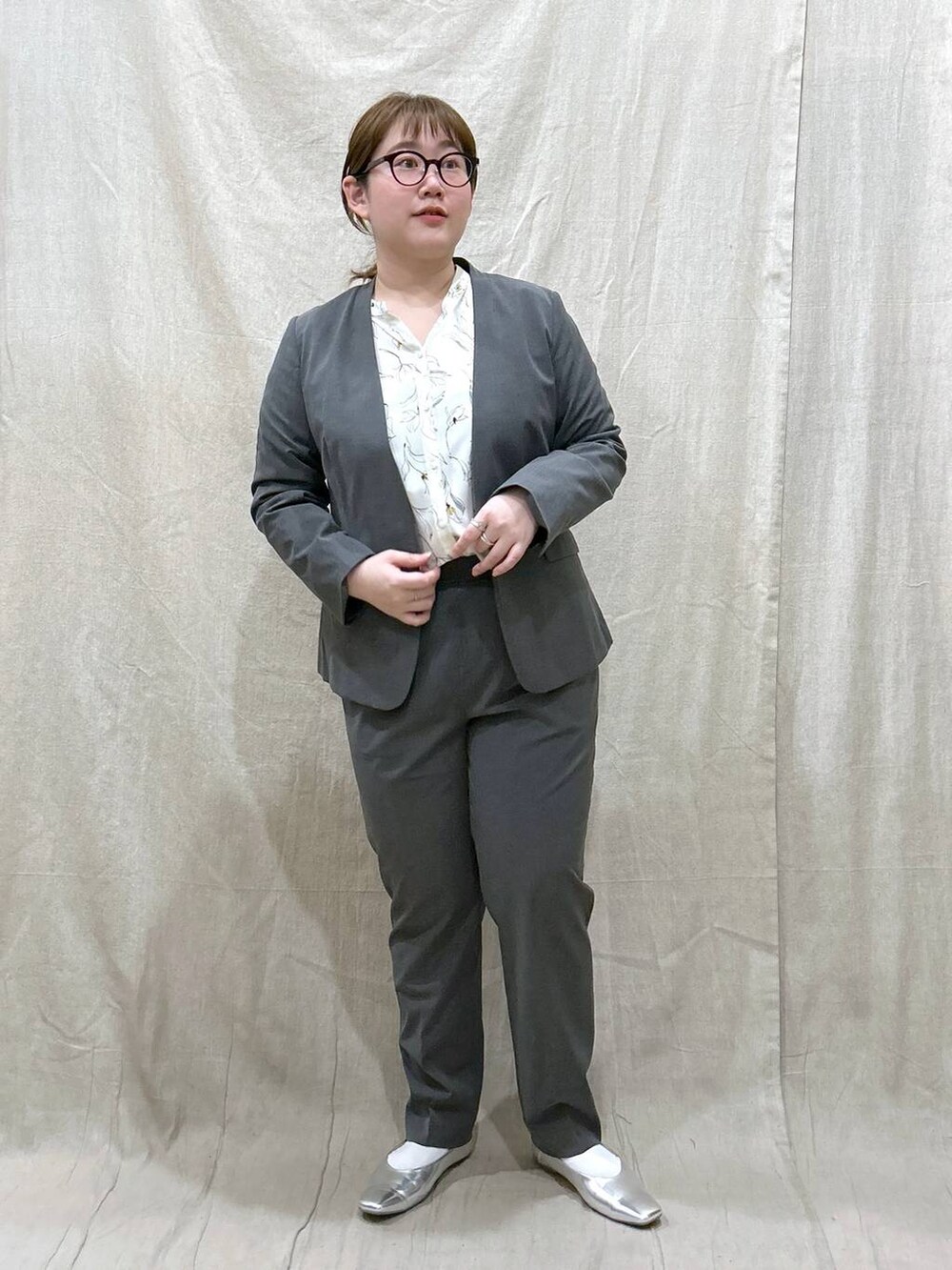 「体型カバー、着痩せ・細見え、カジュアル、ブランドミックス、ぽっちゃり_GLOBAL WORK、LOWRYS FARM、GLOBAL WORK、ウツクシルエット_GLOBAL WORK、テーパードパンツ、ジャケット、ブラウス、さらさらリラックス_GLOBAL WORK、きれいめ、春コーデ、ぽっちゃりスタッフ」｜「LOWRYS FARMのフワットシューズ　100494（パンプス、シルバー系）」を使った、たけちゃんさん（レディース・162cm）の冬コーディネートの5枚目の写真