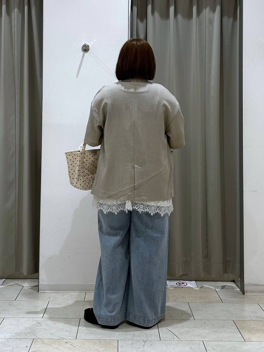 その他のショルダーバッグ、ブルー系のデニムパンツ、ベージュ系のテーラードジャケットを着用したレディースの春コーディネートの5枚目の写真