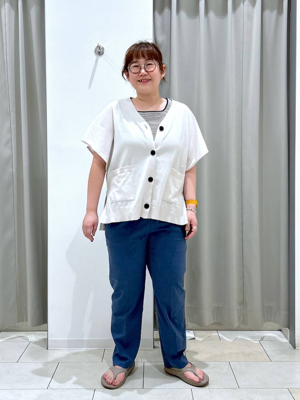 「体型カバー、着痩せ・細見え、カジュアル、ブランドミックス、ぽっちゃり_GLOBAL WORK、GLOBAL WORK、niko and ...、カーディガン、ウツクシルエット_GLOBAL WORK、ウツクシルエットパンツ_GLOBAL WORK、テーパードパンツ、夏コーデ、サンダル、BAYFLOW、楽ちんコーデ」|「niko and...のシリコンデジタルウォッチ(デジタル腕時計、イエロー系)」を使った、たけちゃんさん(レディース・162cm)の夏コーディネートの5枚目の写真