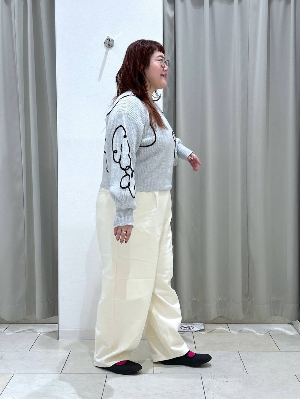 ホワイト系のその他パンツ、グレー系のニット/セーターを着用したレディースの冬コーディネートの6枚目の写真