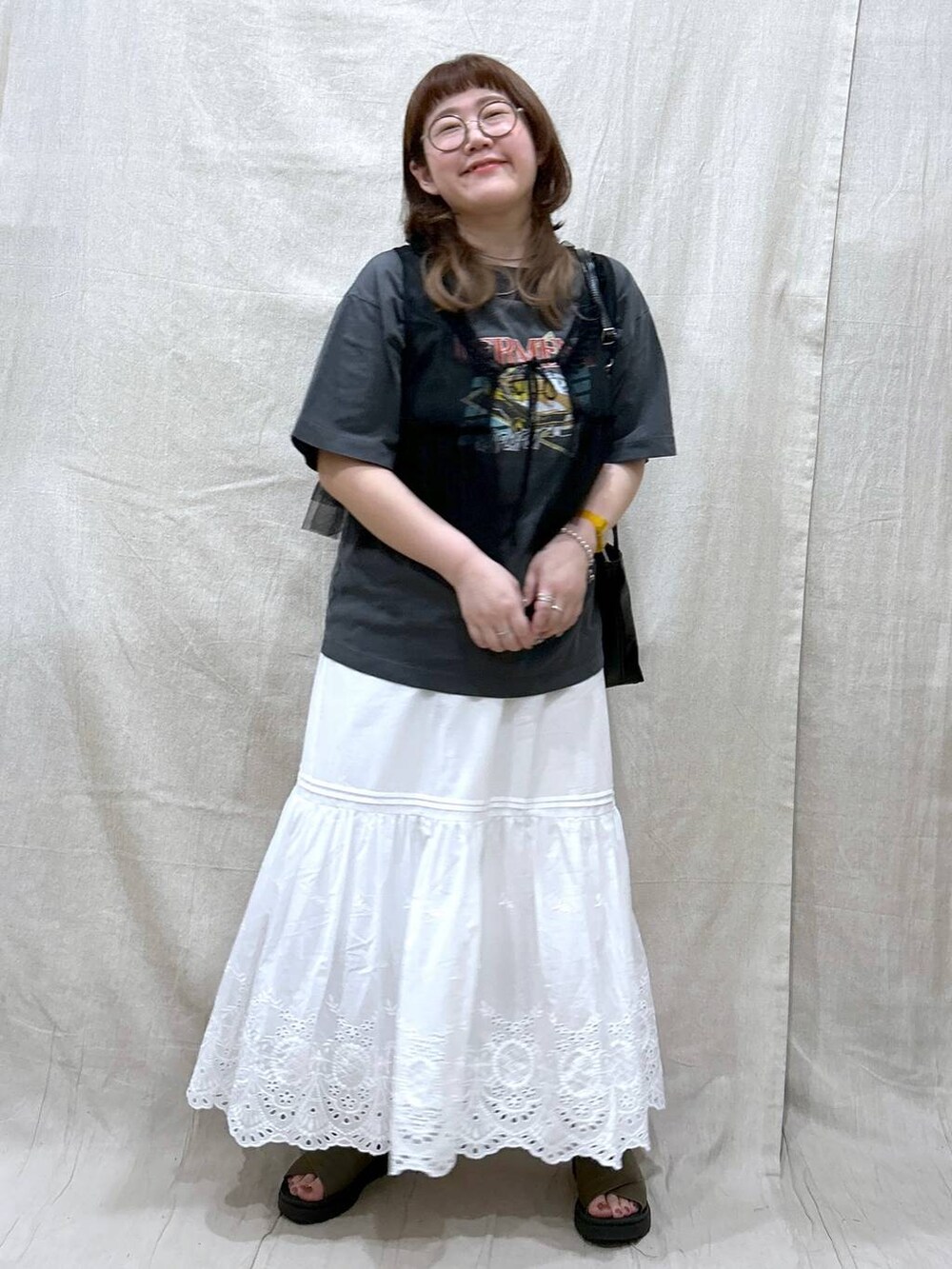 ホワイト系のスカート、グレー系のTシャツ/カットソー、グリーン系のサンダルを着用したレディースの夏コーディネートの3枚目の写真