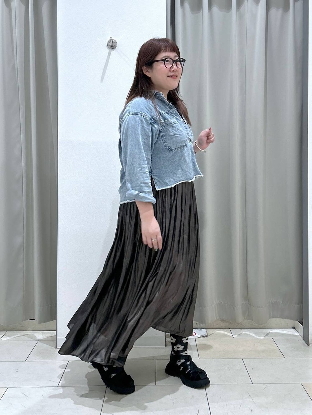 「bijorie、カップ付きインナー、シャツ、スカート、秋コーデ、ぽっちゃりスタッフ、体型カバー、着痩せ・細見え、カジュアル、ブランドミックス、ぽっちゃり_GLOBAL WORK、GLOBAL WORK」｜「GLOBAL WORKのGOODデニムクロップドシャツ/115551（シャツ/ブラウス、ブルー系）」を使った、たけちゃんさん（レディース・162cm）の秋コーディネートの4枚目の写真