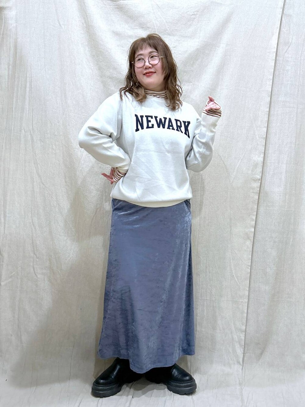 ブラウン系のTシャツ/カットソー、ベージュ系のその他アウター、ブラック系のブーツを着用したレディースの冬コーディネートの6枚目の写真