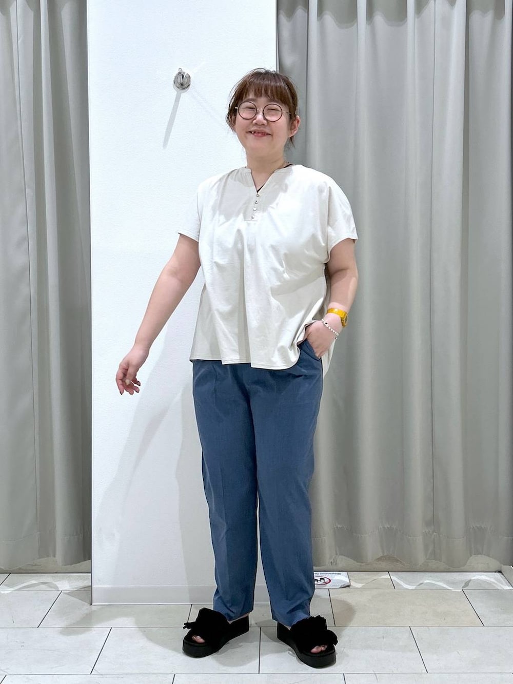 ブラック系のサンダル、ブルー系のその他パンツ、グレー系のキャミソールを着用したレディースの夏コーディネートの3枚目の写真