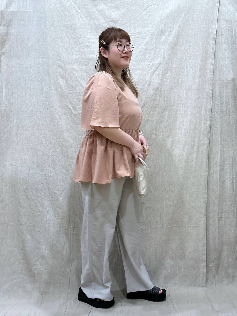 「体型カバー、着痩せ・細見え、カジュアル、ブランドミックス、ぽっちゃり_GLOBAL WORK、LOWRYS FARM、GLOBAL WORK、ワイドパンツ、夏コーデ、ぽっちゃりスタッフ」｜「Me%の【晴雨兼用傘】フリルミニカサ 102559（折りたたみ傘、ベージュ系）」を使った、たけちゃんさん（レディース・162cm）の夏コーディネートの5枚目の写真