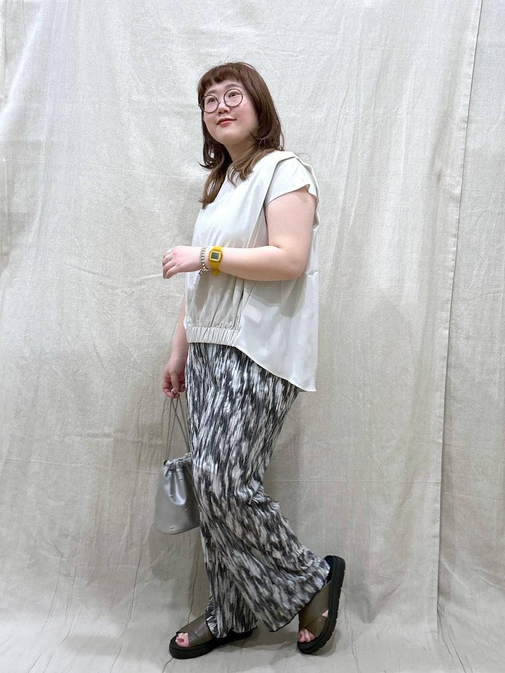 グリーン系のサンダル、シルバー系のショルダーバッグ、ブラック系のその他パンツを着用したレディースの夏コーディネートの4枚目の写真