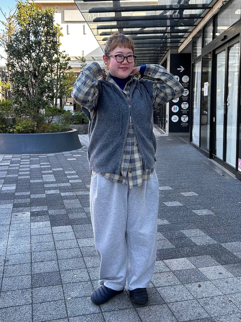 グレー系のベストを着用したレディースの冬コーディネートの2枚目の写真