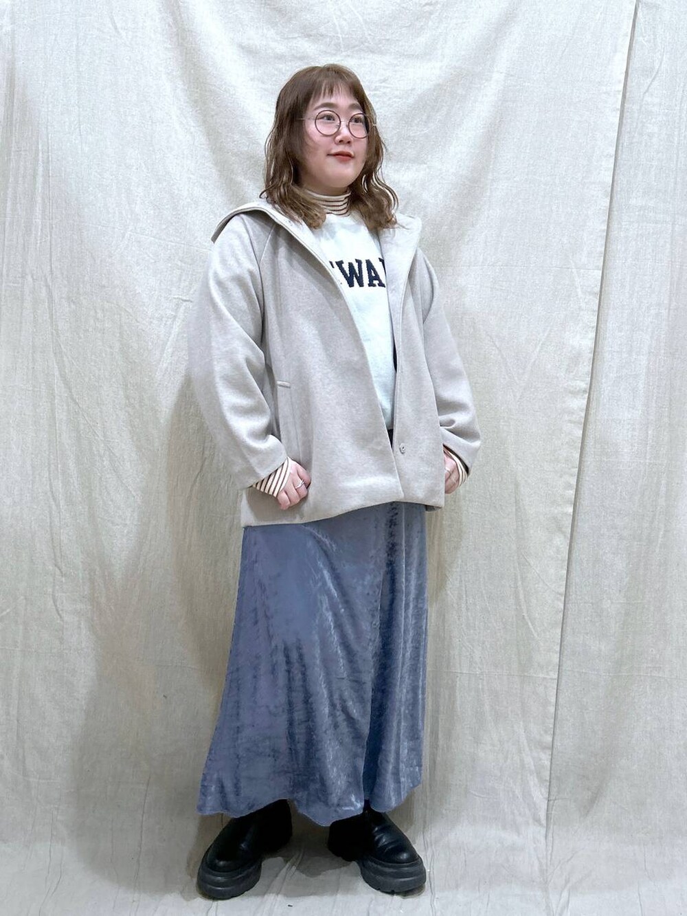 ブラウン系のTシャツ/カットソー、ベージュ系のその他アウター、ブラック系のブーツを着用したレディースの冬コーディネートの2枚目の写真