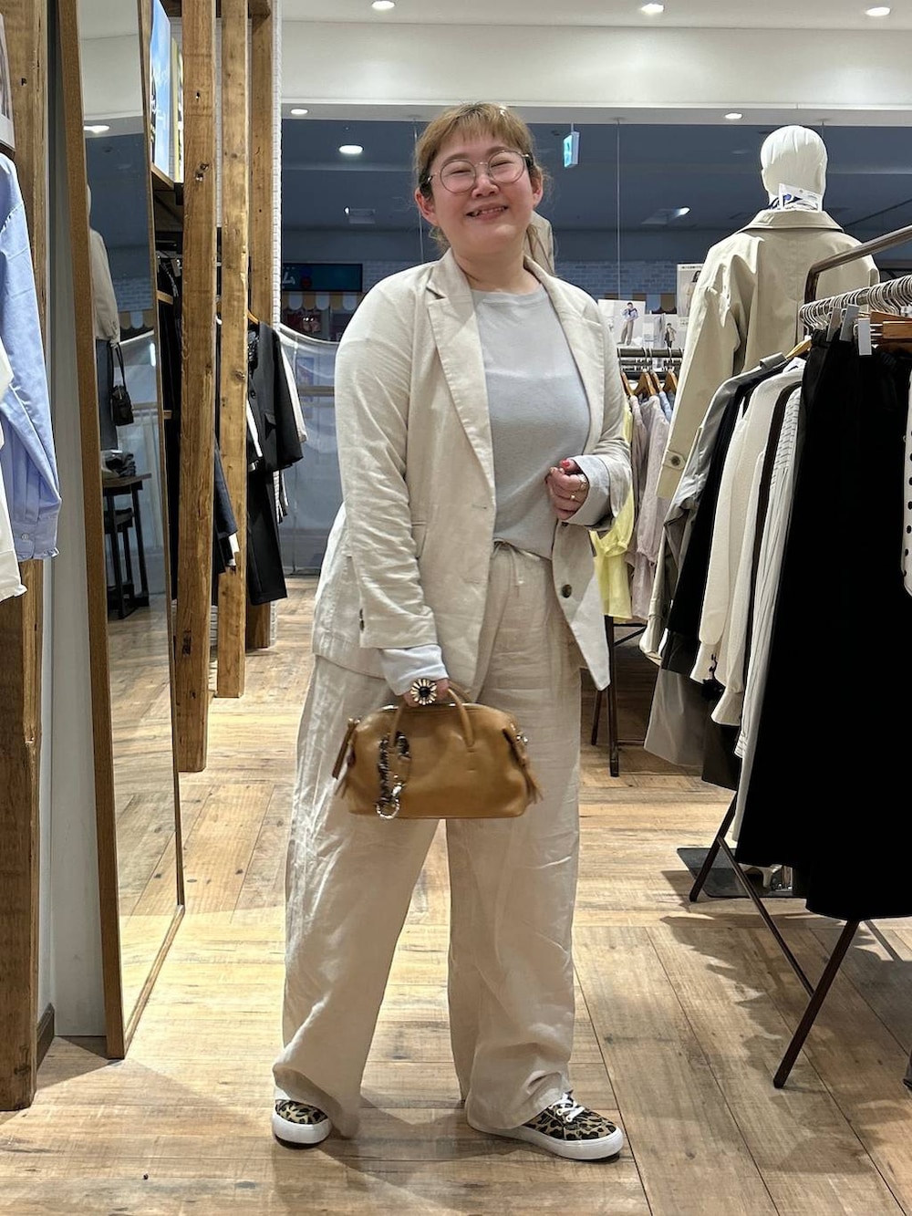 グレー系のTシャツ/カットソー、ホワイト系のその他パンツ、その他のスニーカーを着用したレディースの春コーディネートの3枚目の写真