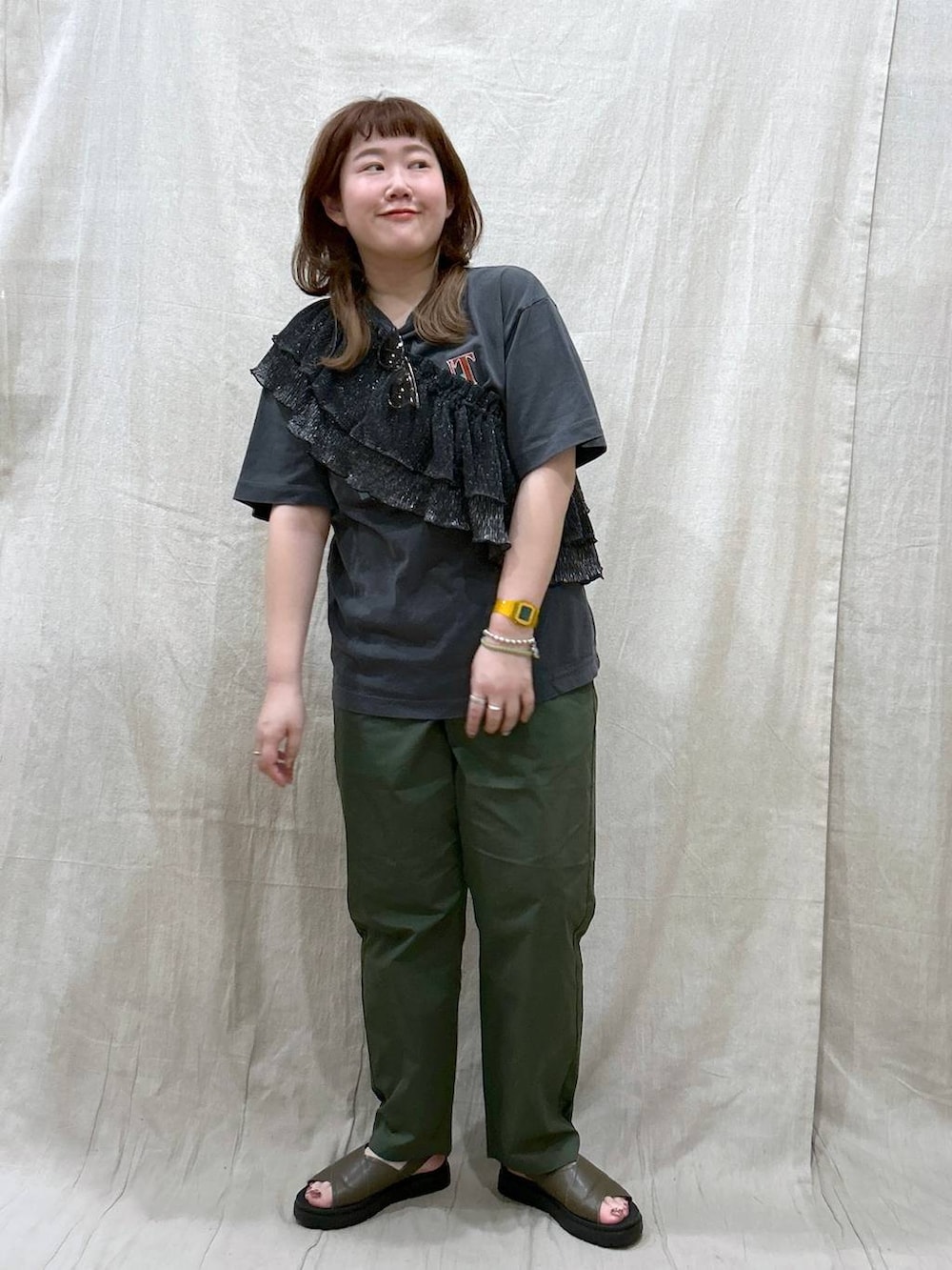 グリーン系のサンダル、グリーン系のその他パンツ、グレー系のTシャツ/カットソーを着用したレディースの夏コーディネートの2枚目の写真
