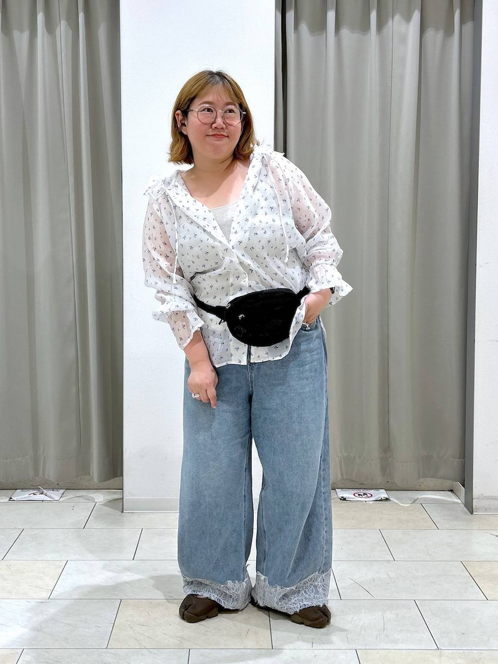 ブルー系のデニムパンツ、シルバー系のタンクトップ、その他のシャツ/ブラウスを着用したレディースの夏コーディネートの4枚目の写真