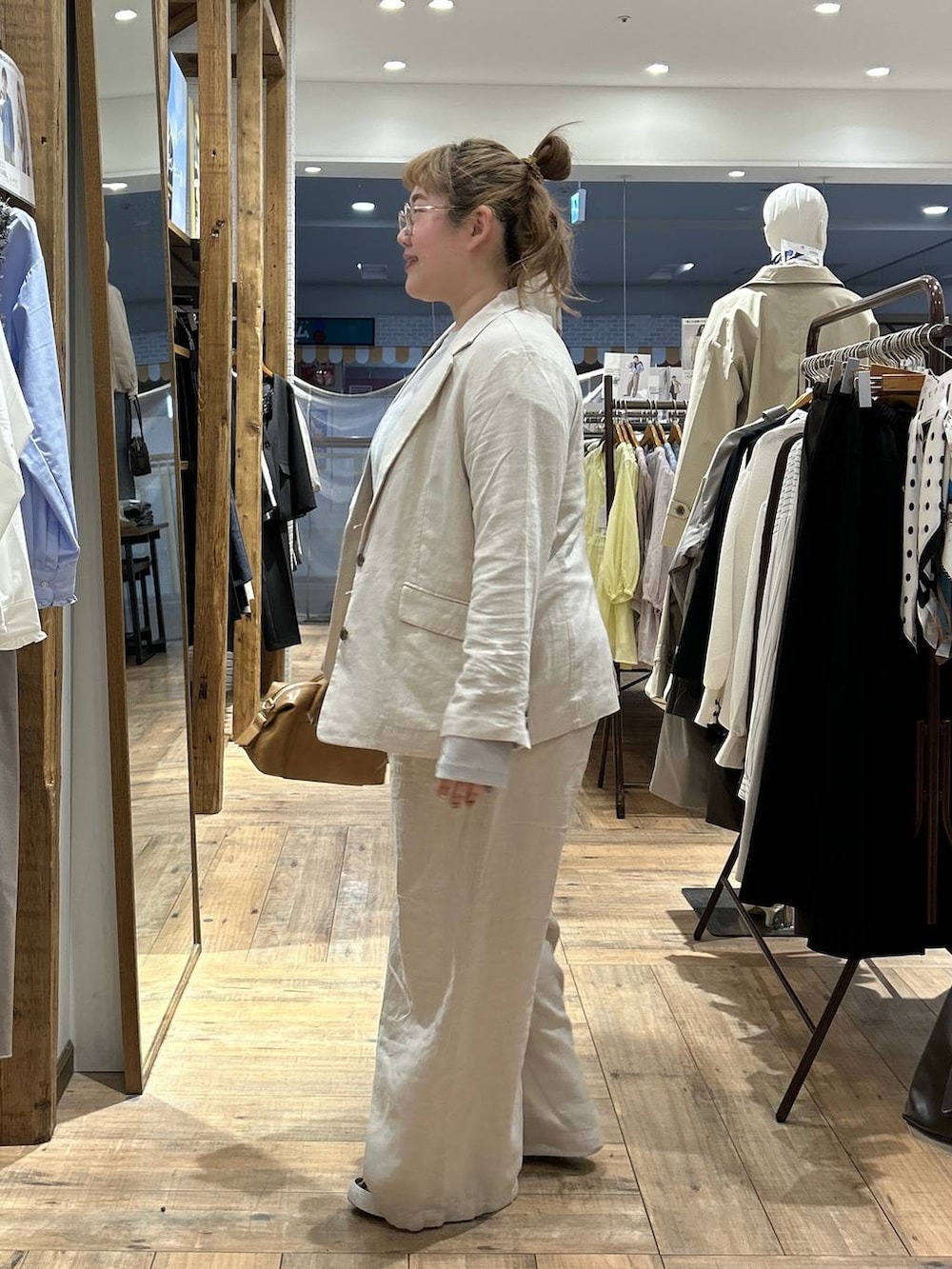 グレー系のTシャツ/カットソー、ホワイト系のその他パンツ、その他のスニーカーを着用したレディースの春コーディネートの5枚目の写真