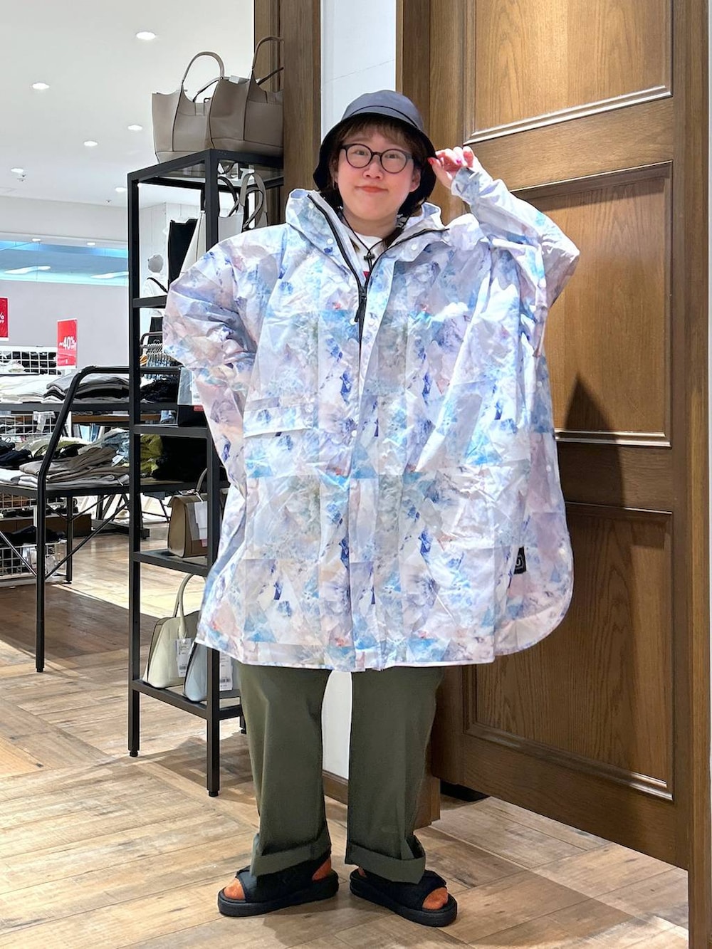 ブラック系のシャツ/ブラウス、グリーン系のその他パンツ、イエロー系のショルダーバッグを着用したレディースの春コーディネートの2枚目の写真