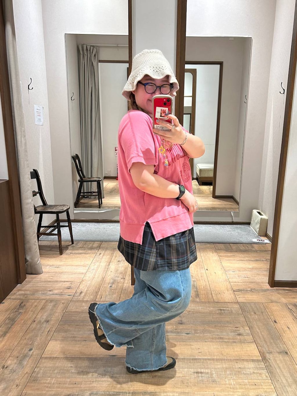 ベージュ系のスニーカー、ブラック系のキャミソール、ピンク系のTシャツ/カットソーを着用したレディースの秋コーディネートの3枚目の写真