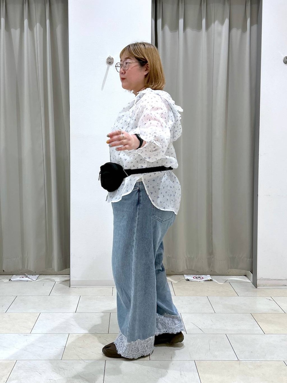 ブルー系のデニムパンツ、シルバー系のタンクトップ、その他のシャツ/ブラウスを着用したレディースの夏コーディネートの5枚目の写真