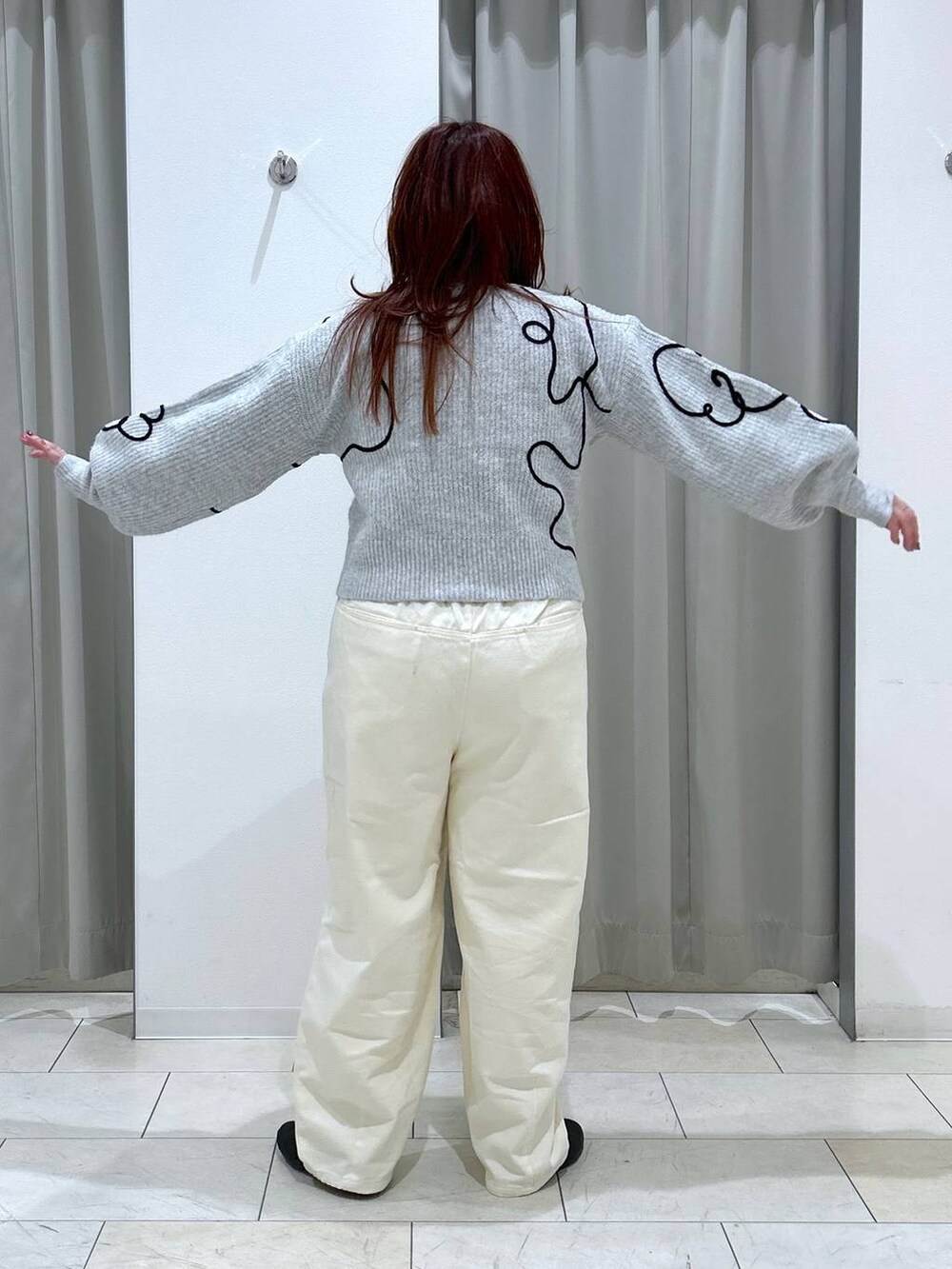 ホワイト系のその他パンツ、グレー系のニット/セーターを着用したレディースの冬コーディネートの5枚目の写真