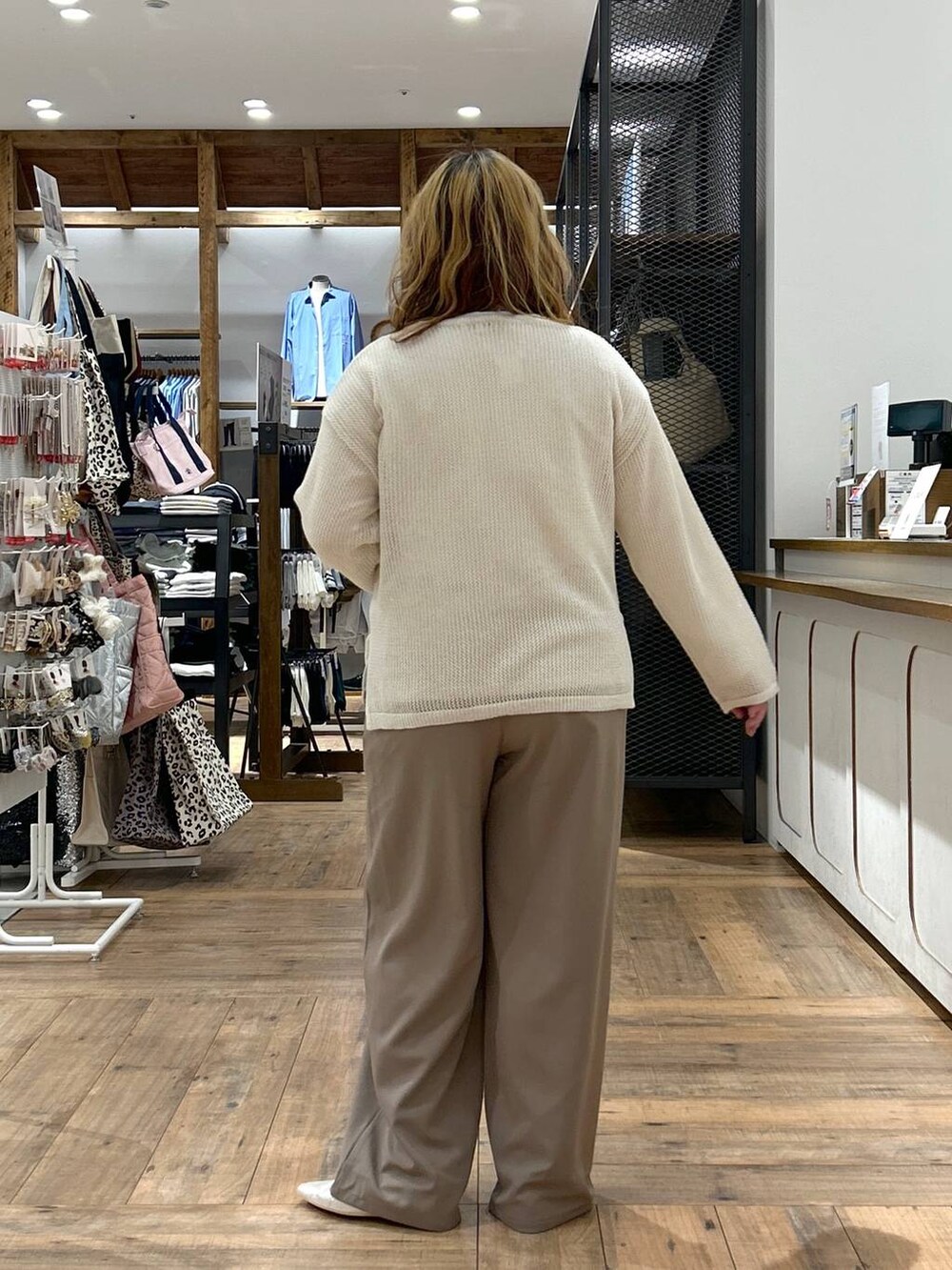 シルバー系のパンプス、ホワイト系のニット/セーター、ブラウン系のその他パンツを着用したレディースの春コーディネートの5枚目の写真