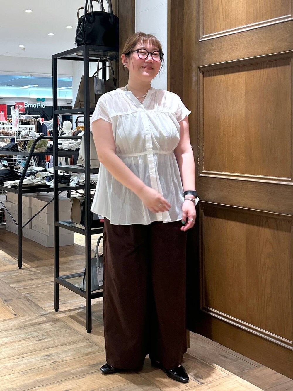 ホワイト系のシャツ/ブラウス、ブラウン系のその他パンツ、シルバー系のネックレスを着用したレディースの夏コーディネートの3枚目の写真