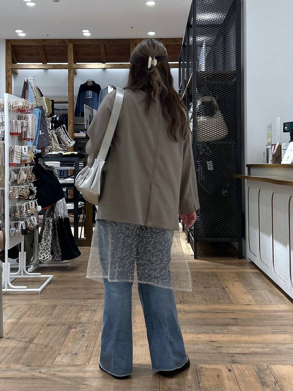 「体型カバー、着痩せ・細見え、カジュアル、ぽっちゃり_GLOBAL WORK、GLOBAL WORK、ぽっちゃりスタッフ、カジュアルコーデ、ジャケット、Tシャツ、デニムパンツ、ローファー、春コーデ」|「GLOBAL WORKのエアかる厚底ローファー/136031(ローファー、ブラック系)」を使った、たけちゃんさん(レディース・162cm)の春コーディネートの5枚目の写真