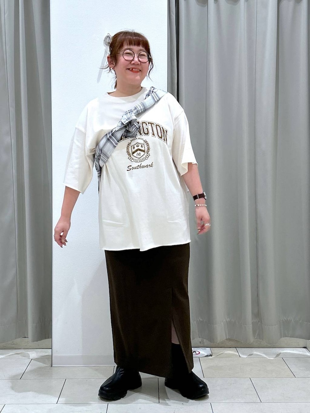 ホワイト系のシャツ/ブラウス、ブラウン系のスカート、ホワイト系のTシャツ/カットソーを着用したレディースの夏コーディネートの2枚目の写真