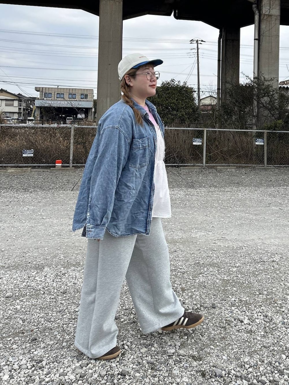 ブルー系のシャツ/ブラウス、グレー系のスウェットパンツ、イエロー系のトートバッグを着用したレディースの冬コーディネートの6枚目の写真