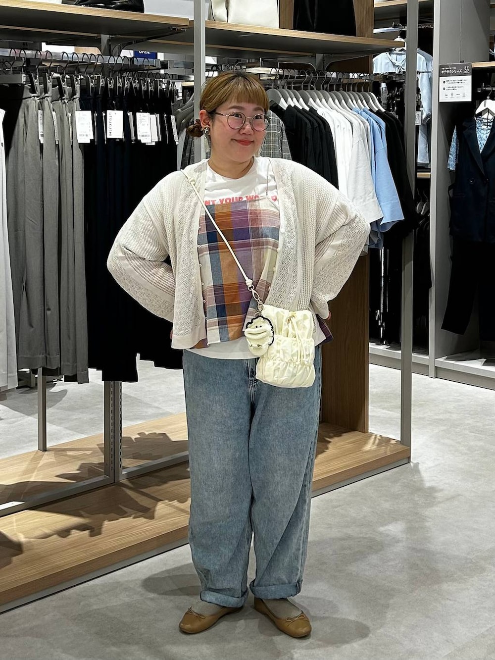 ブラウン系のバレエシューズ、ブルー系のデニムパンツ、ホワイト系のTシャツ/カットソーを着用したレディースの春コーディネートの2枚目の写真
