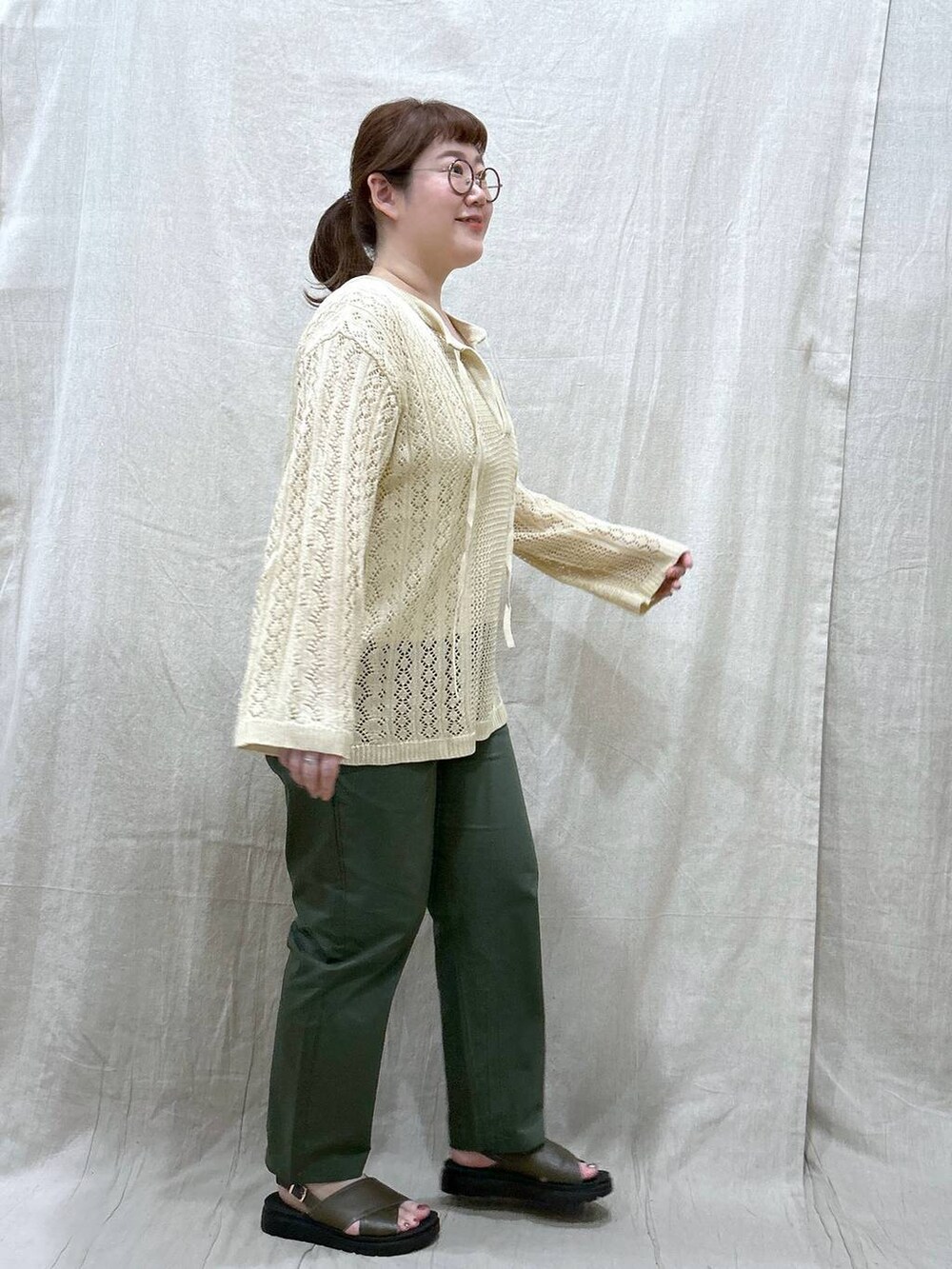 ホワイト系のニット/セーター、グリーン系のサンダル、グリーン系のその他パンツを着用したレディースの夏コーディネートの7枚目の写真