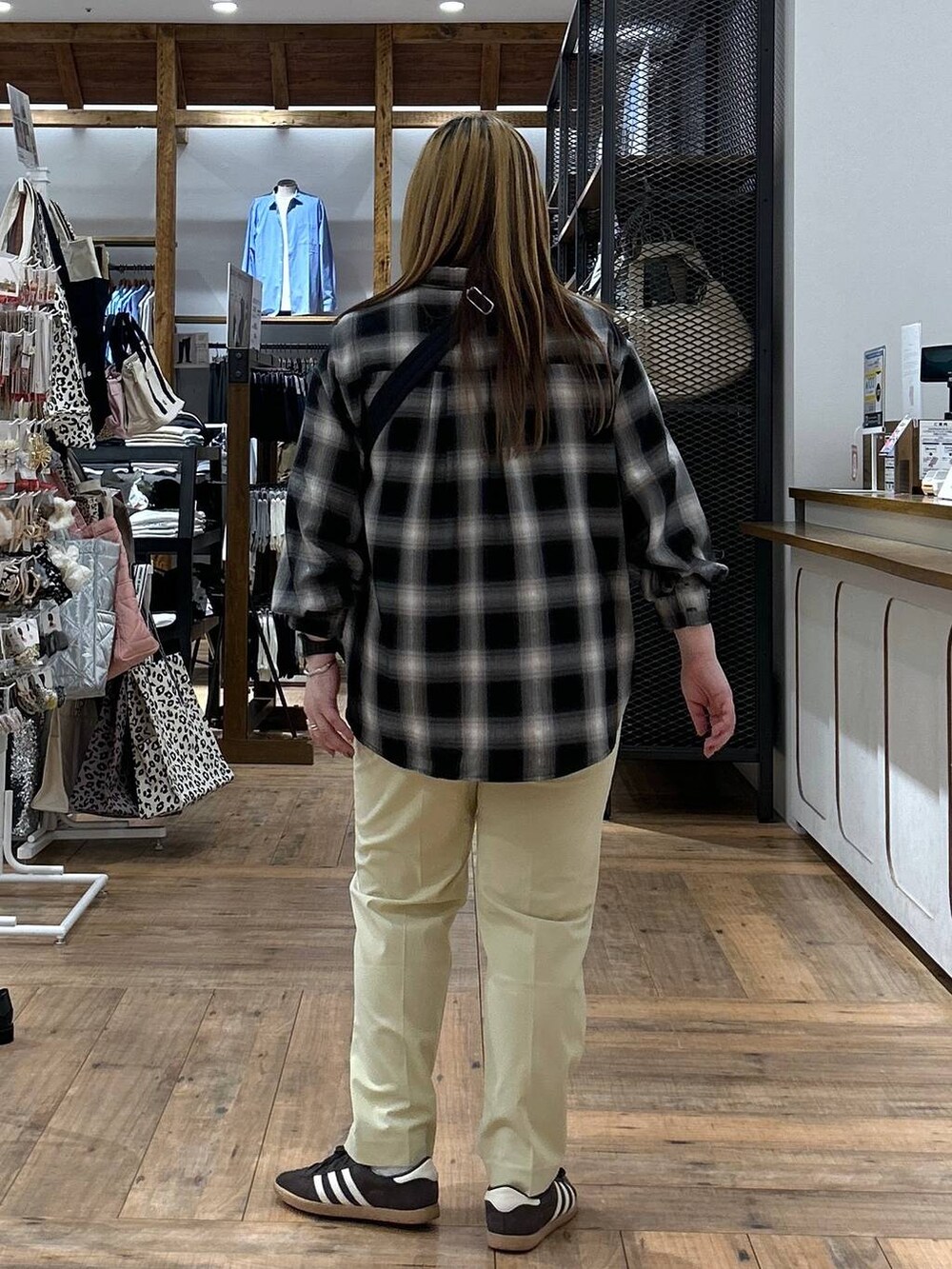 イエロー系のその他パンツ、ブラック系のショルダーバッグ、グレー系のTシャツ/カットソーを着用したレディースの春コーディネートの4枚目の写真