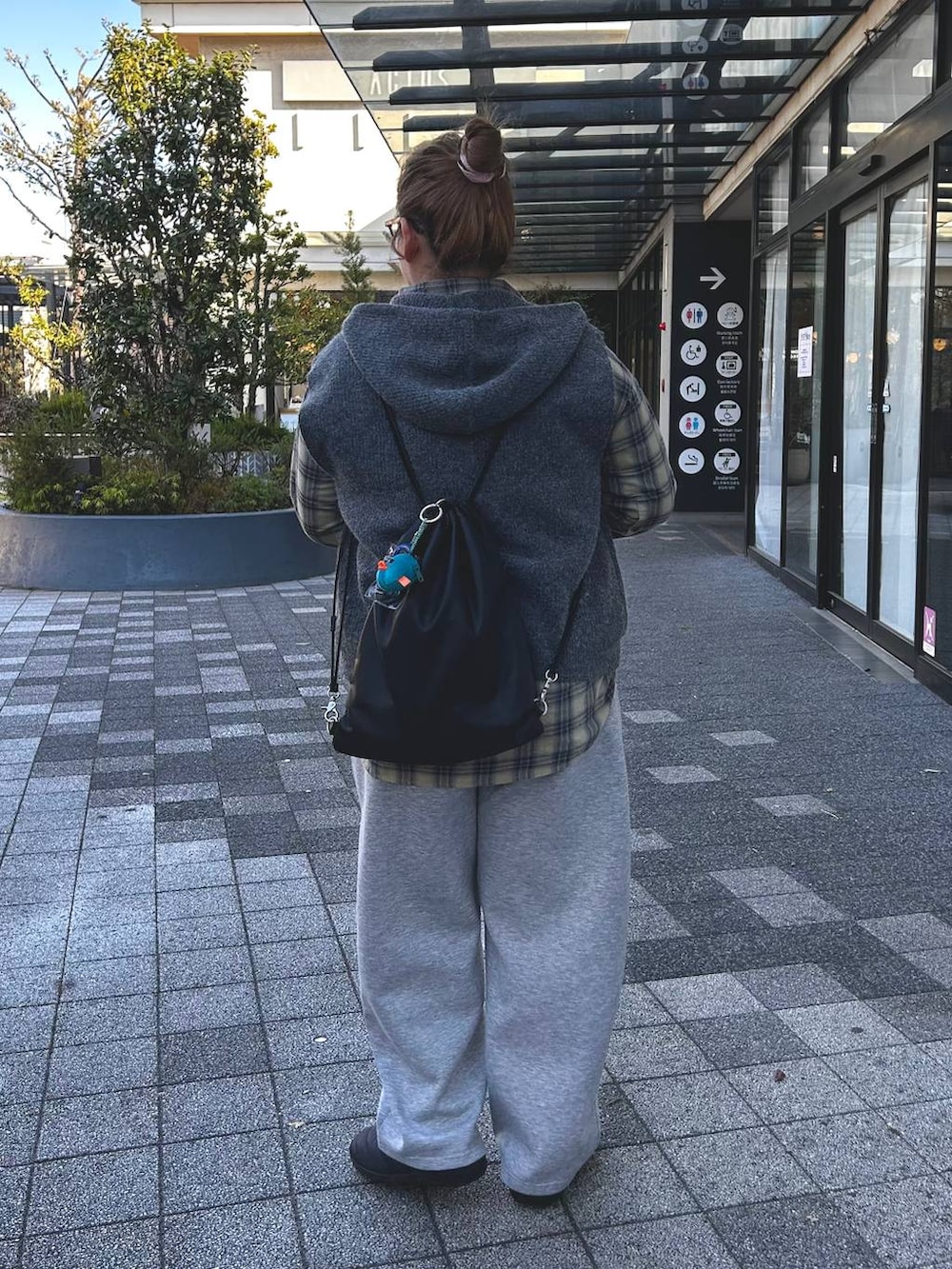 グレー系のベストを着用したレディースの冬コーディネートの5枚目の写真