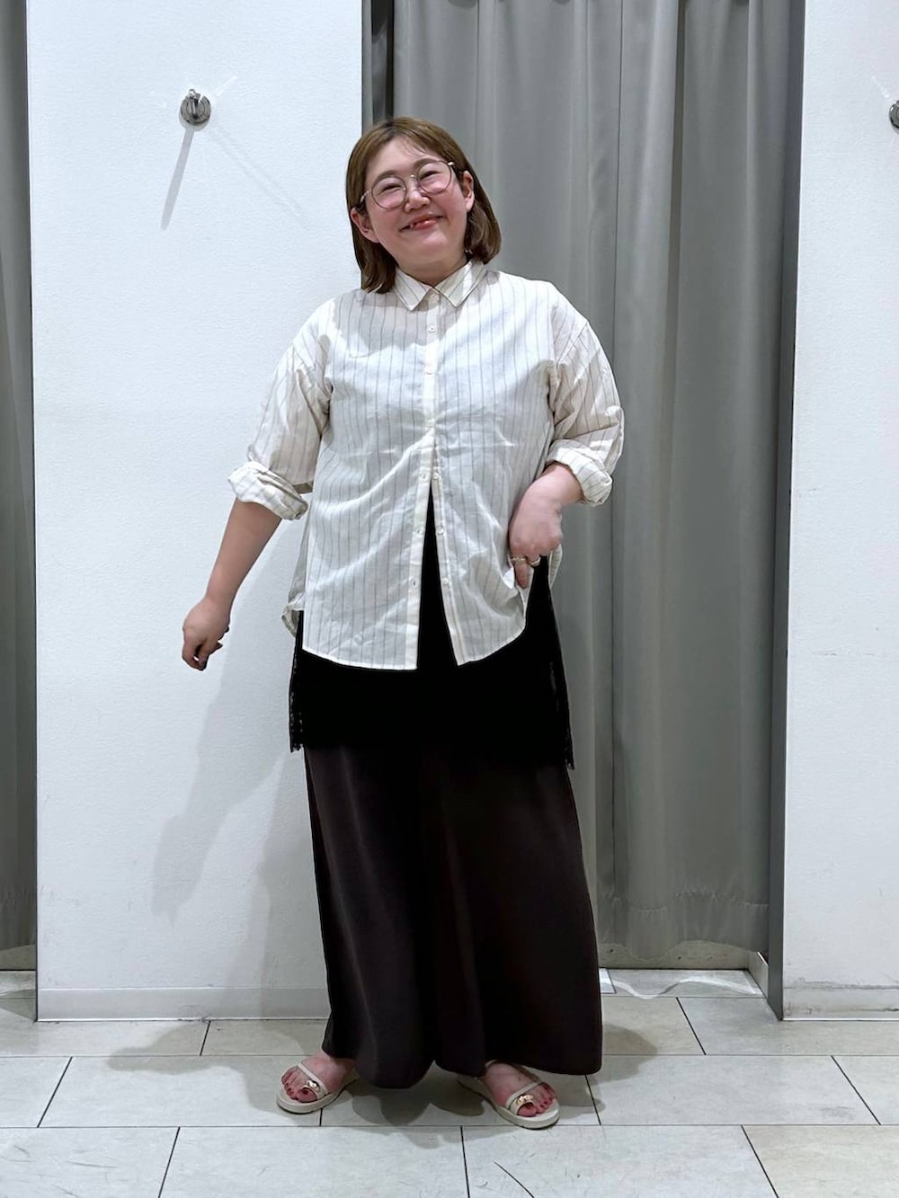 ベージュ系のサンダル、ホワイト系のシャツ/ブラウス、ブラウン系のその他パンツを着用したレディースの夏コーディネートの3枚目の写真