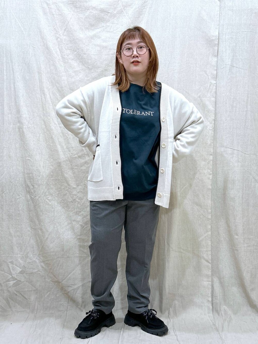 グレー系のその他パンツ、グリーン系のTシャツ/カットソー、ホワイト系のカーディガン/ボレロを着用したレディースの秋コーディネートの2枚目の写真