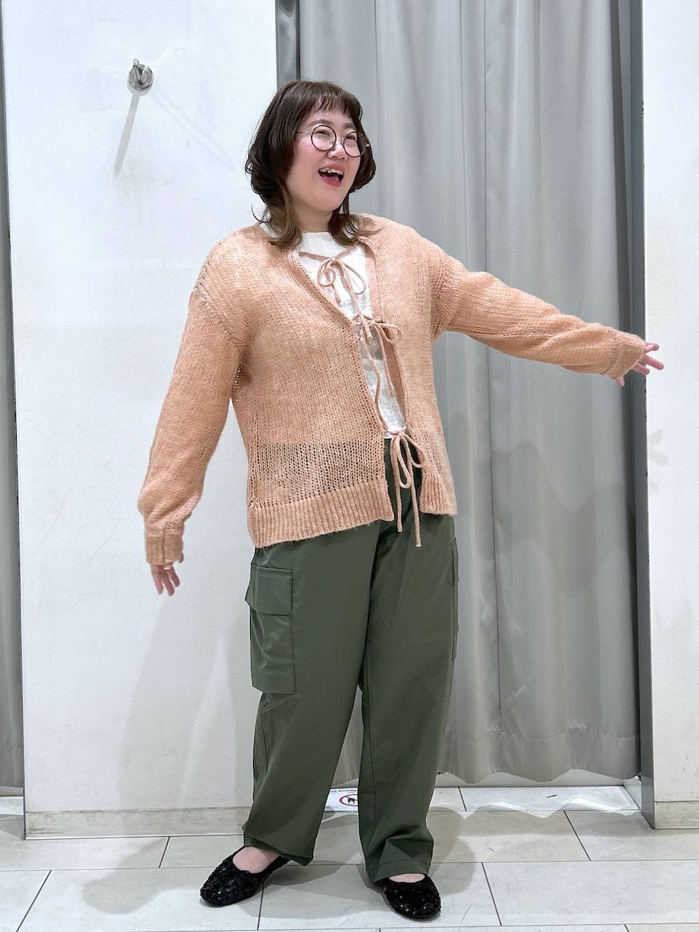 ベージュ系のTシャツ/カットソー、ピンク系のニット/セーター、ブラック系のバレエシューズを着用したレディースの冬コーディネートの4枚目の写真