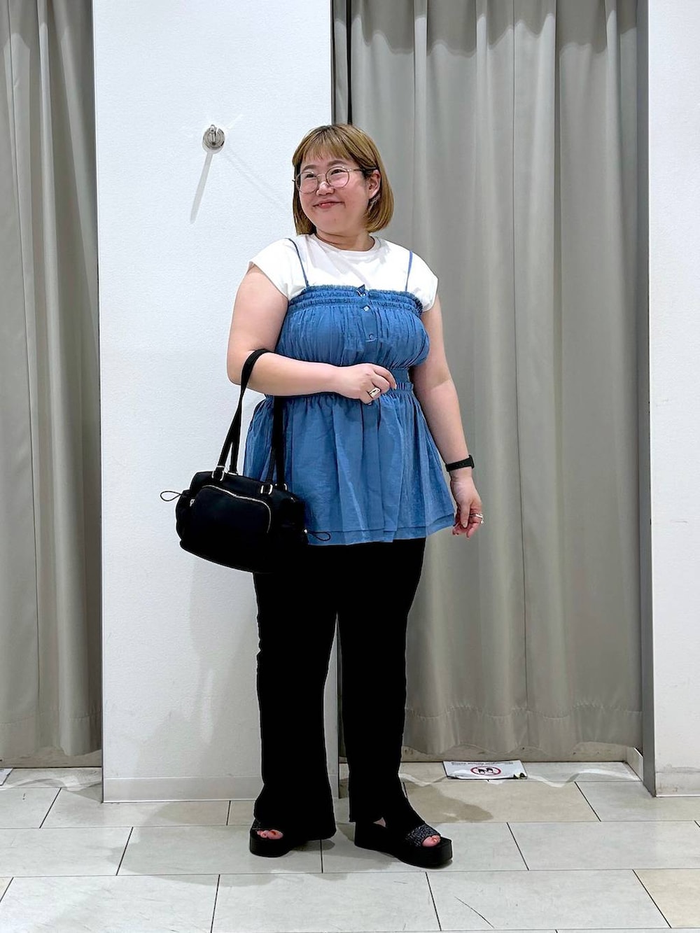 ホワイト系のTシャツ/カットソー、ブルー系のキャミソール、ブラック系のサンダルを着用したレディースの夏コーディネートの4枚目の写真