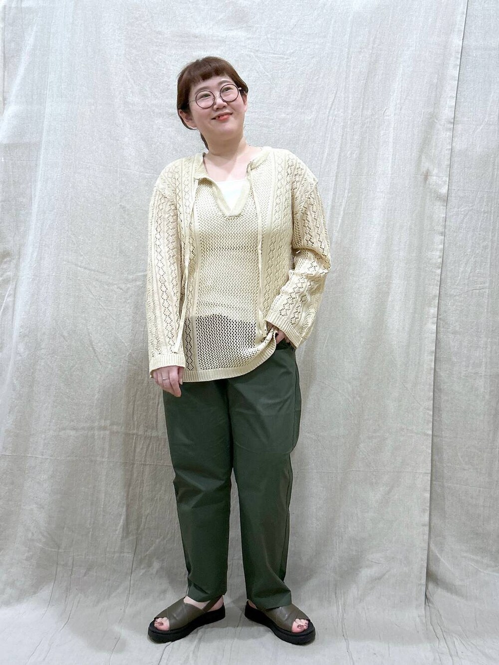 ホワイト系のニット/セーター、グリーン系のサンダル、グリーン系のその他パンツを着用したレディースの夏コーディネートの4枚目の写真