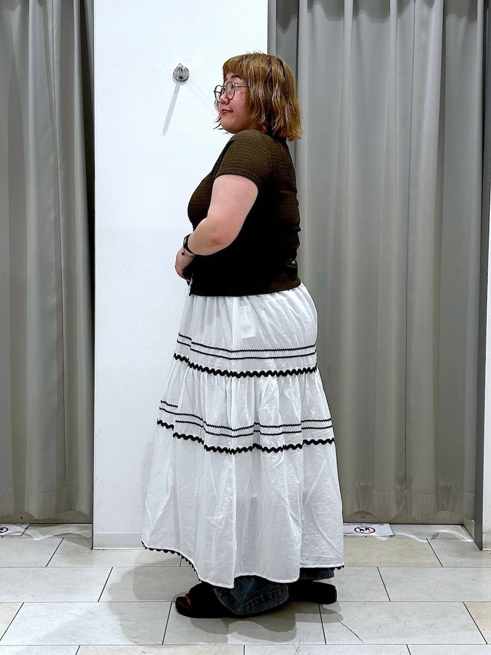 ブルー系のデニムパンツ、ブラウン系のボディバッグ/ウエストポーチ、ブラウン系のTシャツ/カットソーを着用したレディースの夏コーディネートの4枚目の写真