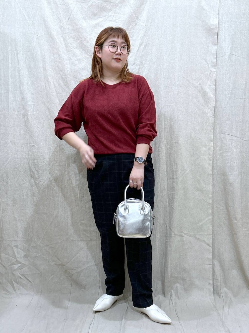 レッド系のニット/セーター、ブルー系のその他パンツ、ホワイト系のパンプスを着用したレディースの秋コーディネートの2枚目の写真