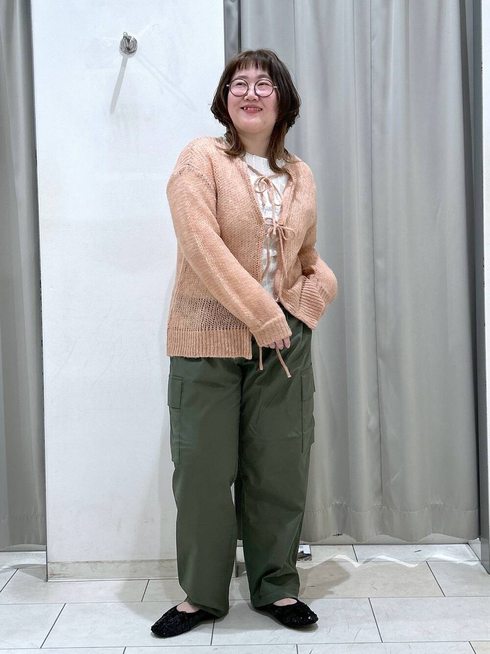 ベージュ系のTシャツ/カットソー、ピンク系のニット/セーター、ブラック系のバレエシューズを着用したレディースの冬コーディネートの2枚目の写真