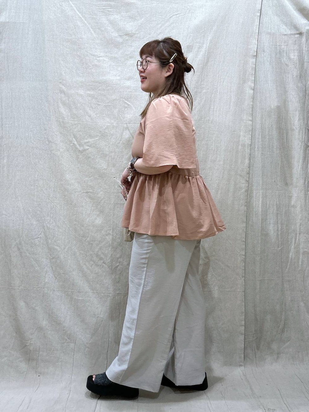 「体型カバー、着痩せ・細見え、カジュアル、ブランドミックス、ぽっちゃり_GLOBAL WORK、LOWRYS FARM、GLOBAL WORK、ワイドパンツ、夏コーデ、ぽっちゃりスタッフ」｜「Me%の【晴雨兼用傘】フリルミニカサ 102559（折りたたみ傘、ベージュ系）」を使った、たけちゃんさん（レディース・162cm）の夏コーディネートの3枚目の写真