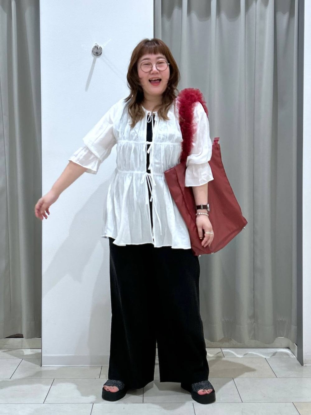 ブラック系のその他パンツ、ブラック系のタンクトップ、ブラック系のサンダルを着用したレディースの夏コーディネートの3枚目の写真