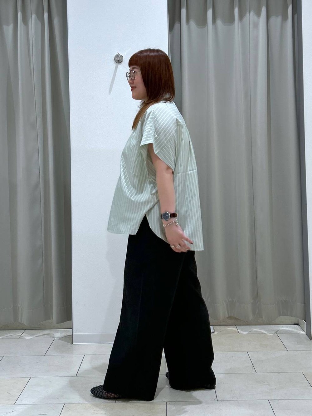 ブラック系のその他パンツ、ブラック系のパンプス、グリーン系のシャツ/ブラウスを着用したレディースの夏コーディネートの3枚目の写真