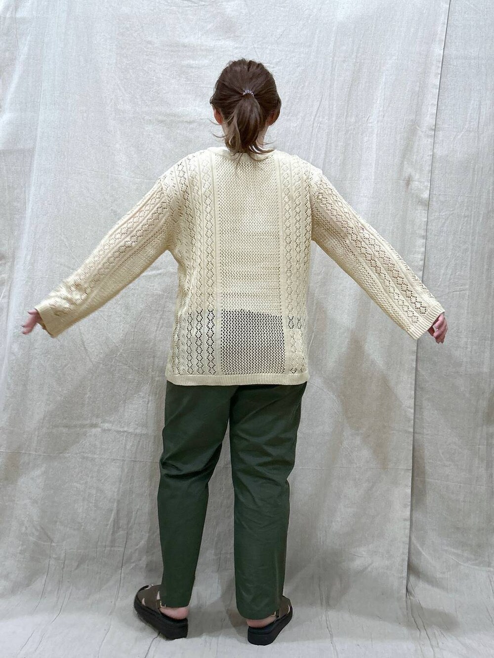 ホワイト系のニット/セーター、グリーン系のサンダル、グリーン系のその他パンツを着用したレディースの夏コーディネートの6枚目の写真