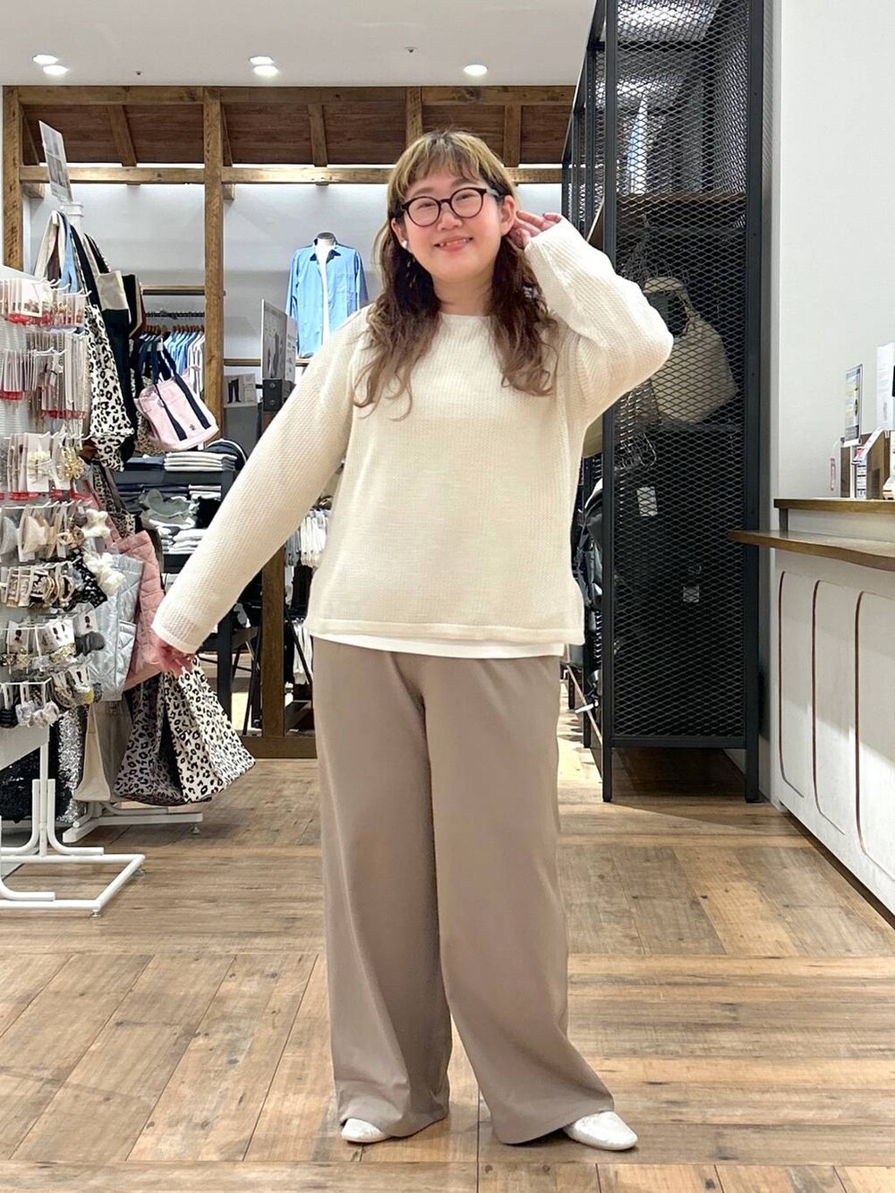 シルバー系のパンプス、ホワイト系のニット/セーター、ブラウン系のその他パンツを着用したレディースの春コーディネートの3枚目の写真