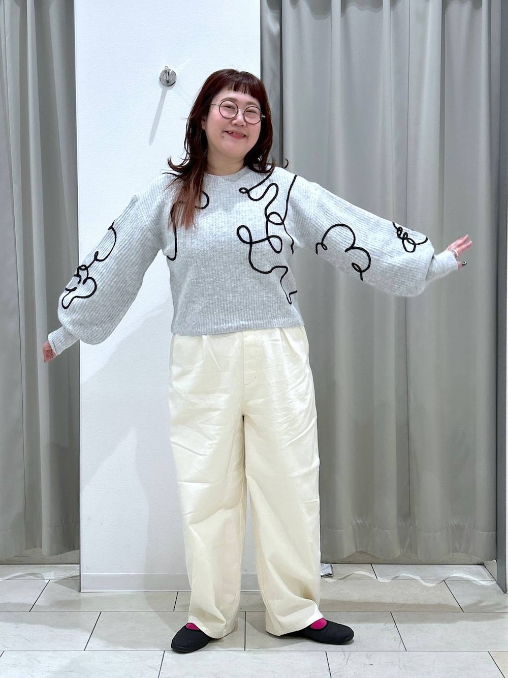 ホワイト系のその他パンツ、グレー系のニット/セーターを着用したレディースの冬コーディネートの3枚目の写真