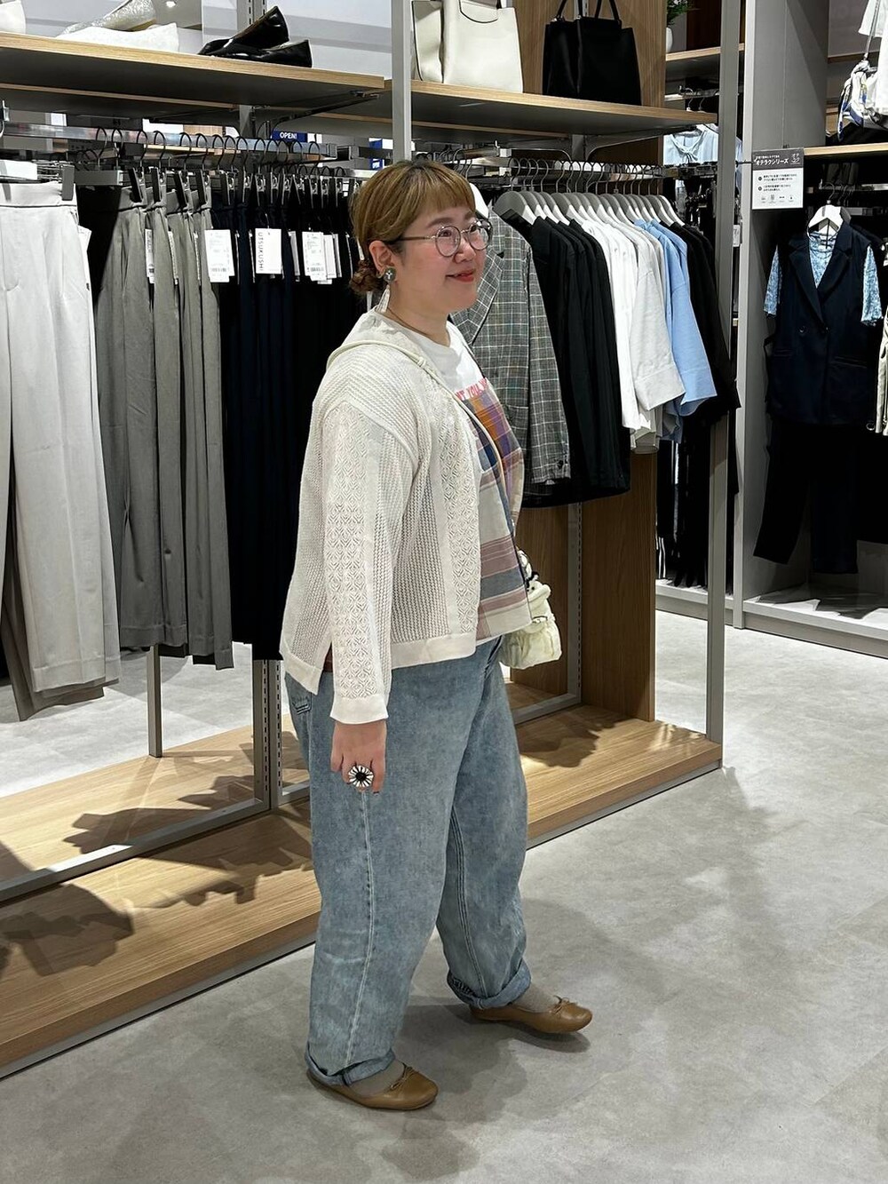ブラウン系のバレエシューズ、ブルー系のデニムパンツ、ホワイト系のTシャツ/カットソーを着用したレディースの春コーディネートの6枚目の写真