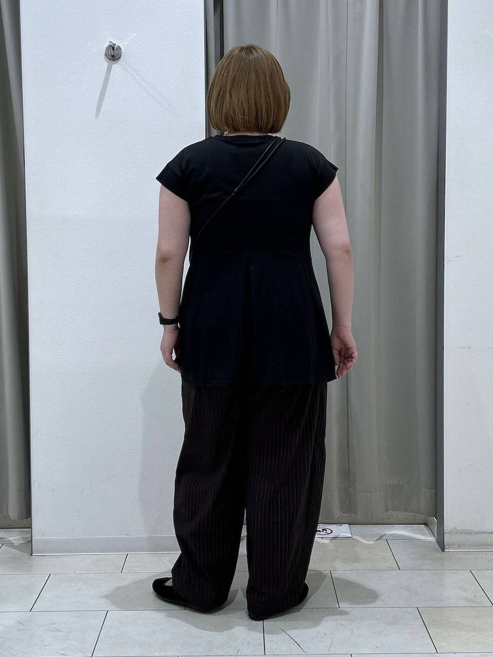 ブラウン系のその他パンツ、ブラック系のスニーカー、ブラック系のTシャツ/カットソーを着用したレディースの夏コーディネートの3枚目の写真