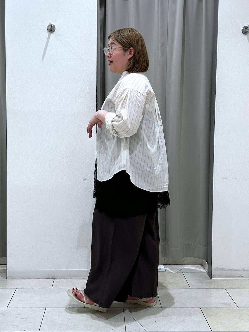 ベージュ系のサンダル、ホワイト系のシャツ/ブラウス、ブラウン系のその他パンツを着用したレディースの夏コーディネートの4枚目の写真