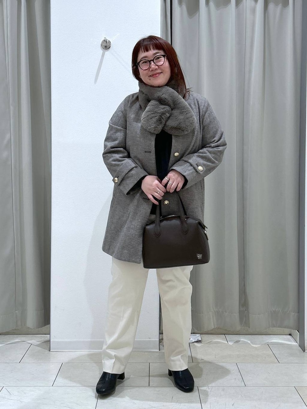 「体型カバー、着痩せ・細見え、カジュアル、ブランドミックス、ぽっちゃり_GLOBAL WORK、LOWRYS FARM、GLOBAL WORK、コート、メルティニット_GLOBAL WORK、ニット、ウツクシルエット_GLOBAL WORK、テーパードパンツ、ブーツ、ボストンバッグ、冬コーデ」｜「GLOBAL WORKのあったかウツクシルエットテーパードパンツ/115428（その他パンツ、ホワイト系）」を使った、たけちゃんさん（レディース・162cm）の冬コーディネートの2枚目の写真